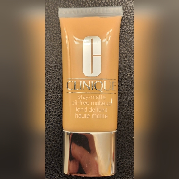 Clinique Stay-Matte Oil-Free Makeup Foundation In 04 Creamwhip - Picture 5 of 7